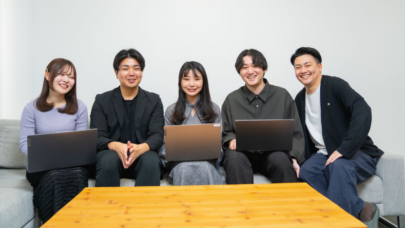 打ち合わせで説明するメンバー