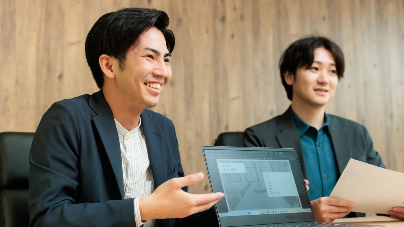 2人でモニターを見ながら作業する様子